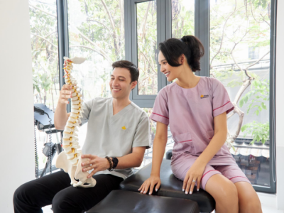 Hoa hậu Hương Giang trị liệu đau nhức cổ vai gáy